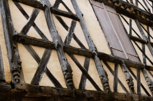 Pans de bois sur façade maison